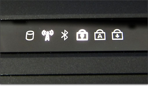 キーボードのステータスライト。左からHDD、ワイヤレスLAN、bluetooth