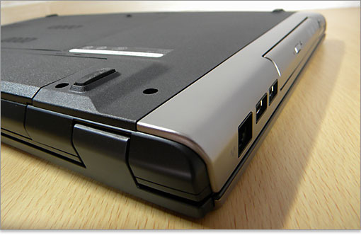 背面から見たヒンジ。