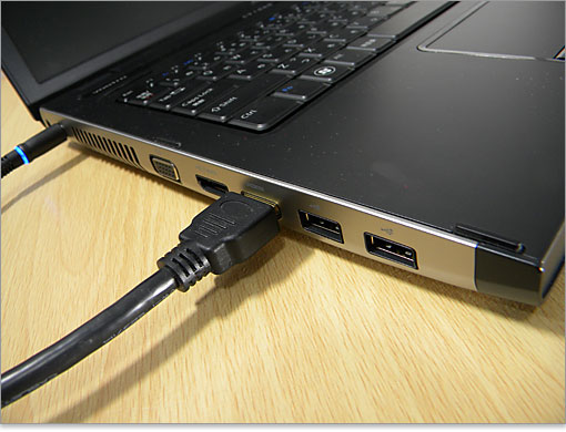 アナログのVGA端子もあるので、古いアナログ接続モ