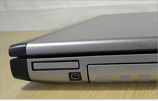 4ピンのIEEE1394端子を装備。