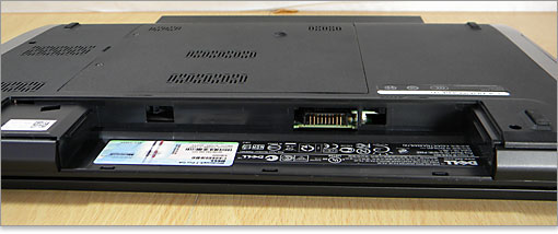 バッテリー装着部にあります。