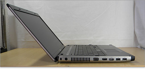 もあまり開かないほうです。しかし、通常の使用ならば問題ない仕様です。