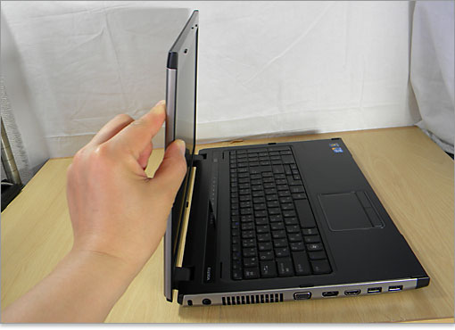 ディスプレイが薄いことが分かります。