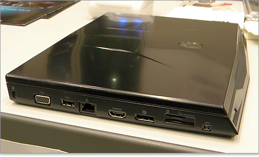 外部モニタ出力には、VGA端子、HDMI端子、DisplayPortの3拍子