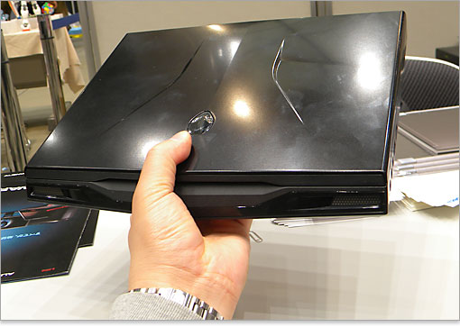 Alienware M11xは、運べるサイズです。