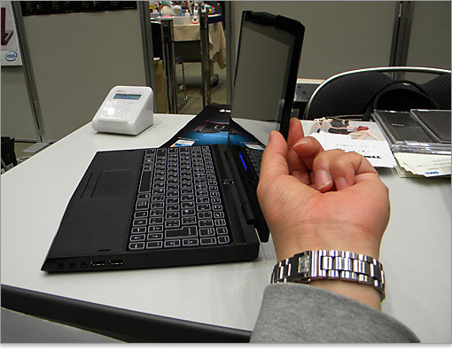 液晶バックライトにWLED（白色LED）を採用