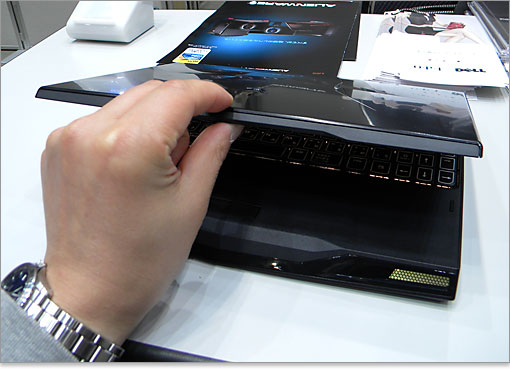 ディスプレイを開けやすいよう窪みがあるデザイン