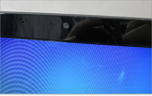 レンズの左右に3つ穴が開いています