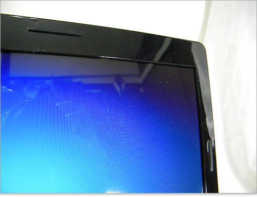 液晶画面とベゼルの段差は浅めだと思います。