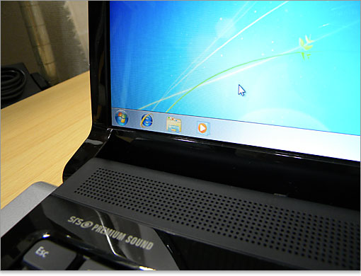 ヒンジ（蝶番）と一体化しています。