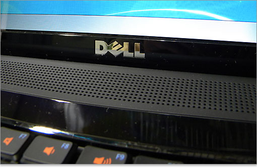 メッキ加工されたDELLロゴがあります。