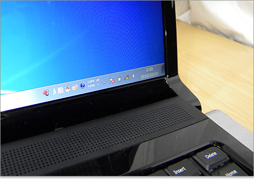 Studio本体をつなぐヒンジ（蝶番）と一体化しています。