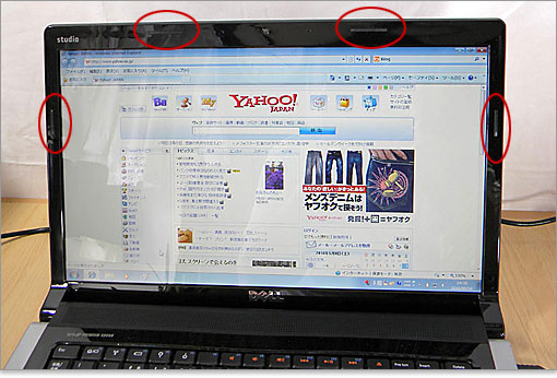 液晶画面のベゼルは光沢加工されています。ベゼルには4箇所、細長いゴムが