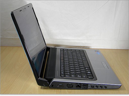 ディスプレイを開いたときの、左側面。