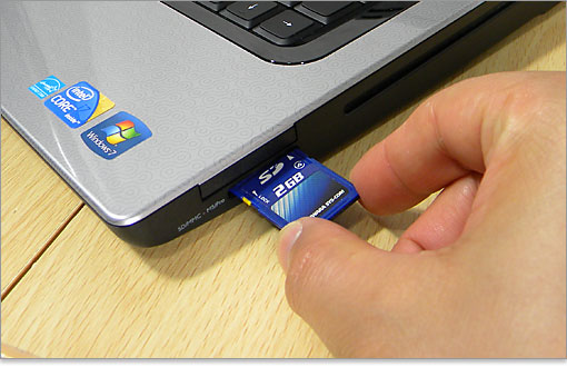 SDメモリカードを挿入してみました。