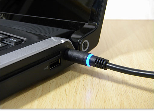 ACアダプタを接続している様子