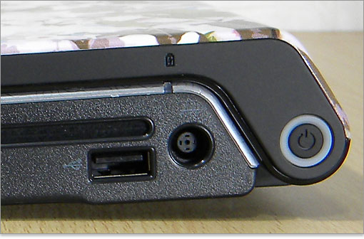 USB端子、電源コネクタ、電源ボタンとなります。