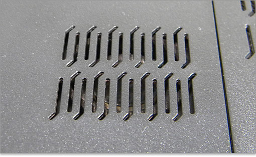 スピーカーを覗き込む