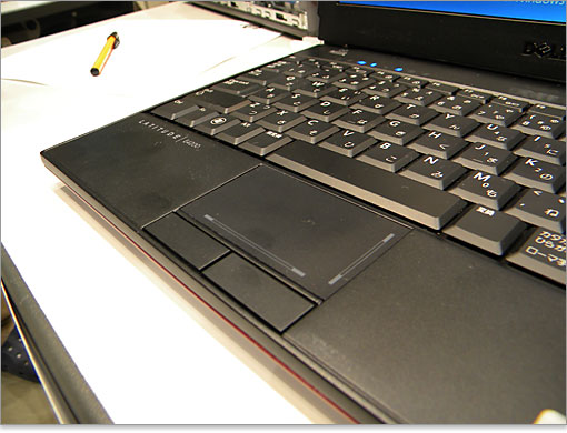 Latitude E4200のタッチパッド。