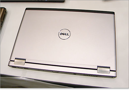 Vostro V13はつや消しのアルミニウムボディ。