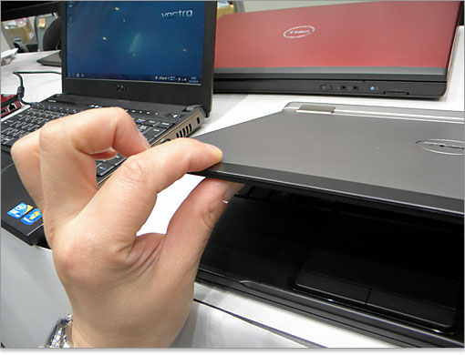 LEDバックライトを採用していることもあり薄型ディスプレイ