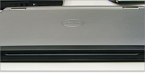 本体とディスプレイの間に溝