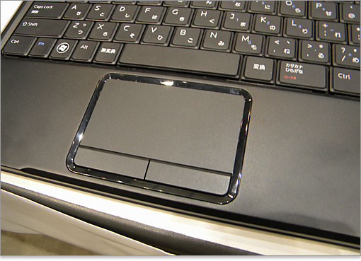 タッチパッドは滑らかに指が動きます