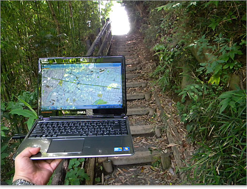 木陰に入れば、地図がはっきり読めます