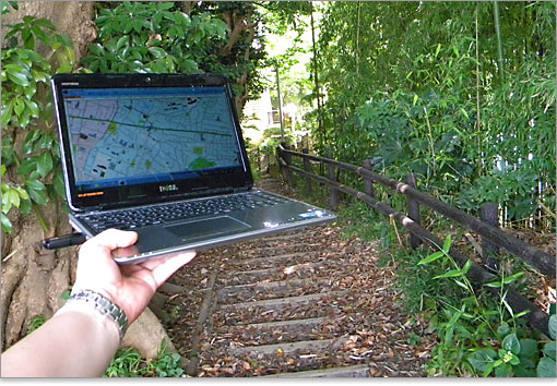 デジタルマップを起動し、常にGPSを起動させている