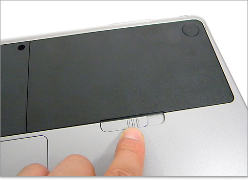 、ラッチをスライドしてロックを解除