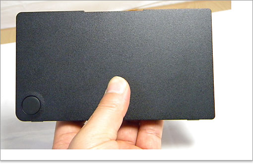 そのうちのひとつはバッテリーに付けられています。