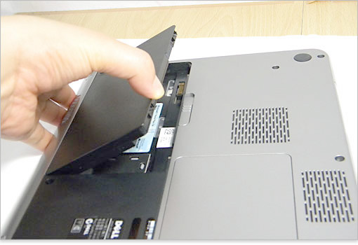 バッテリーを取り外します。