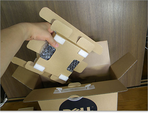 外付け光学ドライブ(USB接続式)を取り出します。