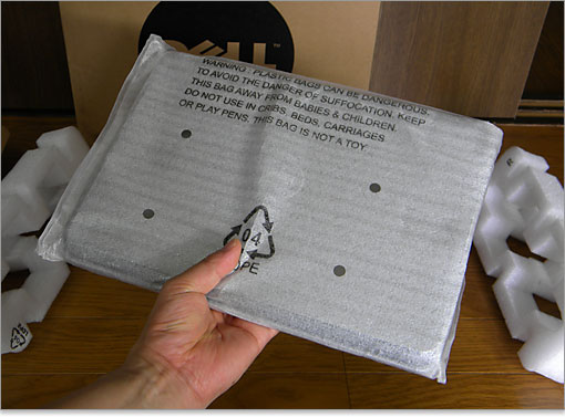 Inspiron N301zは袋に