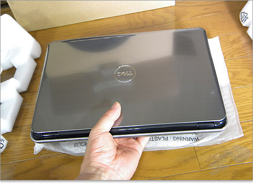 Inspiron N301zを袋から出します。