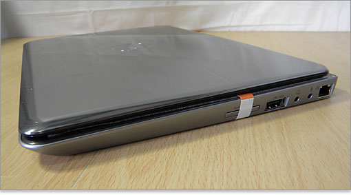 袋から取り出したInspiron N301z（NEW Inspiron 13z）