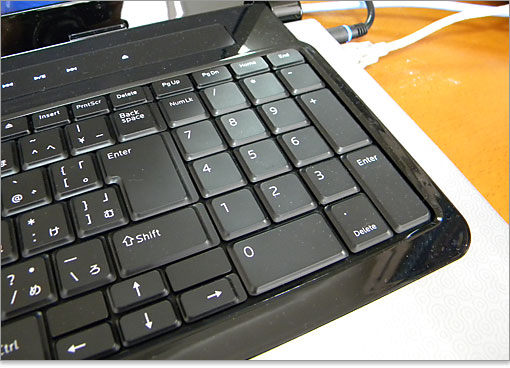 テンキーもキーピッチ19mmのフルサイズです。