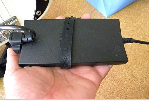 ケーブルを束ねることができます。