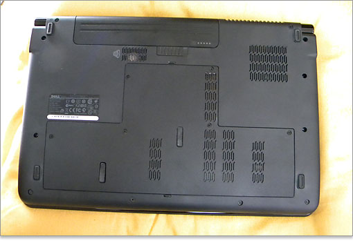 Studio 17の底面および、搭載バッテリーをレビュー