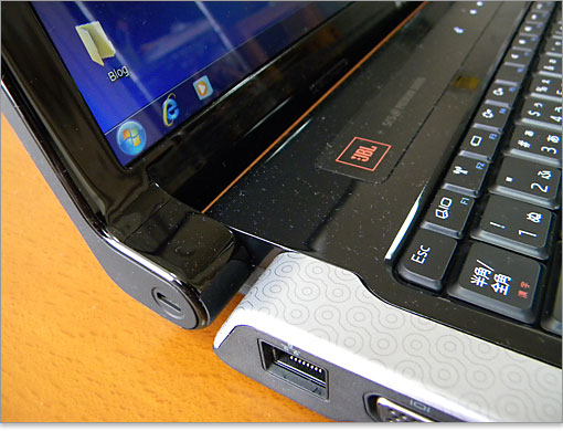 もう少し斜め上から見たヒンジ