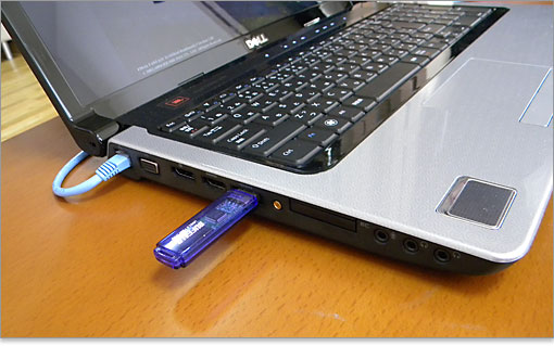 LANケーブルとUSBメモリ