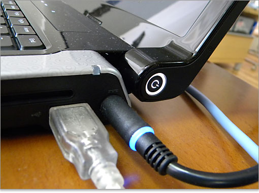 USB端子と電源コネクタ
