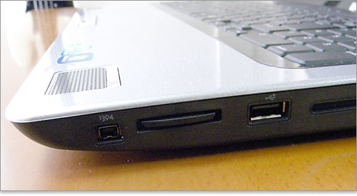 8規格対応メディアカードスロット