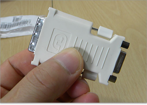 DVI端子をVGA端子に変換するアダプタ