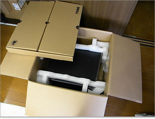 Studio XPS 7100本体が見えます。