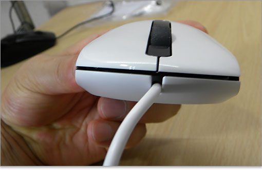 スクロールホイールには滑り止めのラバー加工