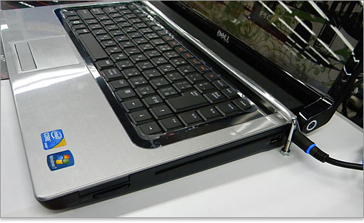 Studio 15の前面と背面には、端子などのインターフェースは装備していません。右側面と左側面に装備しています。