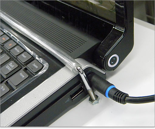 USB端子1つ、電源コネクタ、ヒンジ部に電源スイッチ