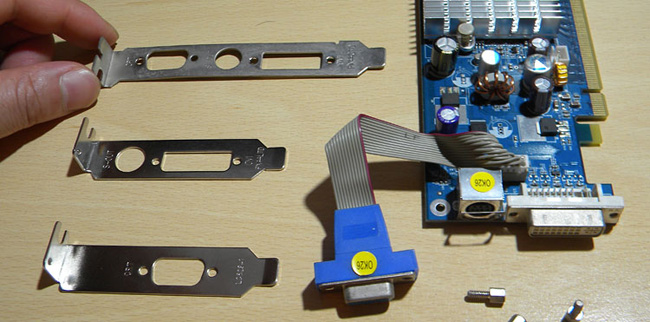 2種類のロー・プロファイル用ブラケットが付属