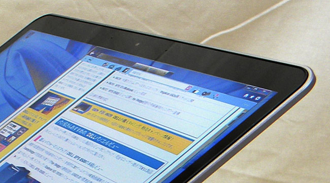 左右にはデュアル・アレイ・デジタルマイク付き